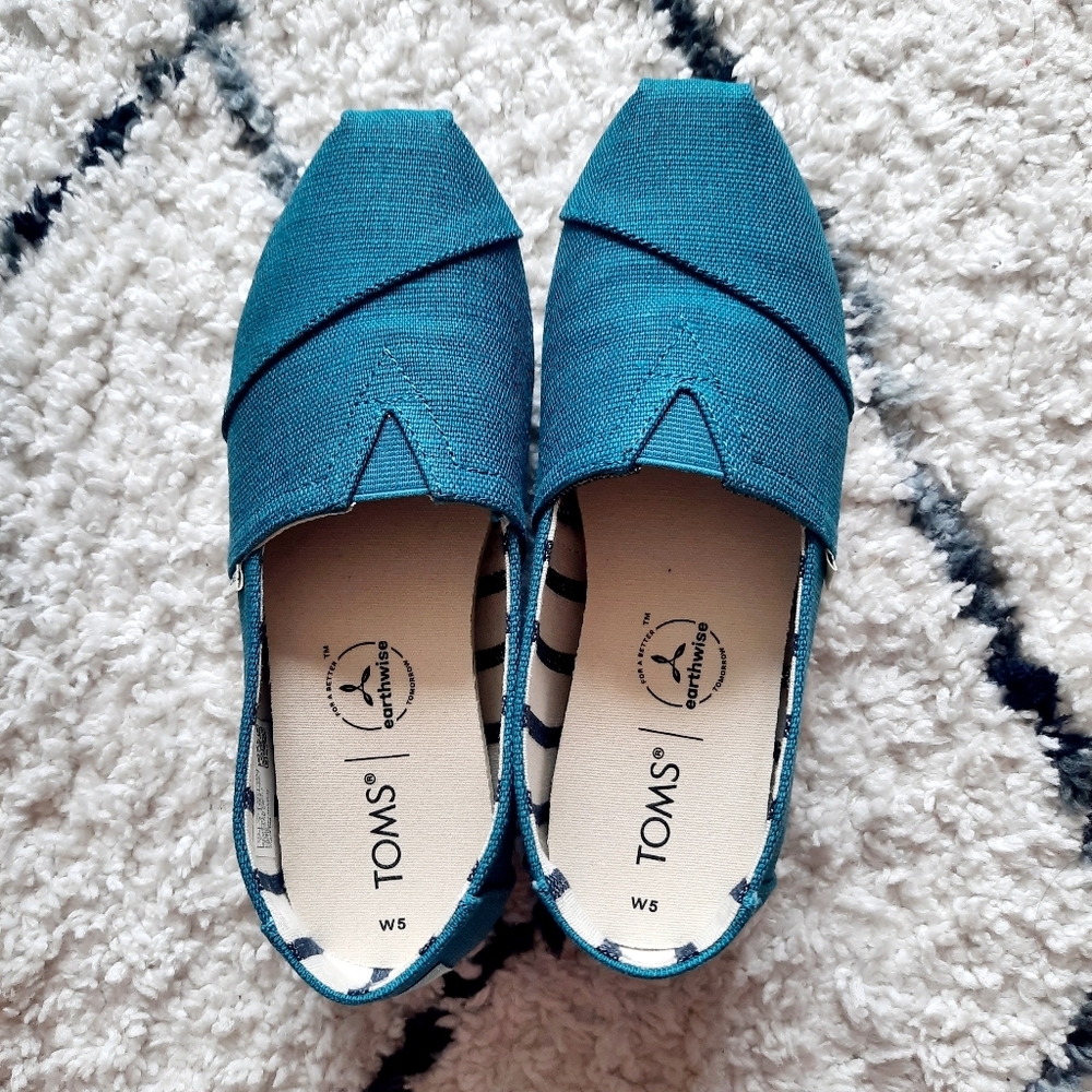 Like new Toms w box